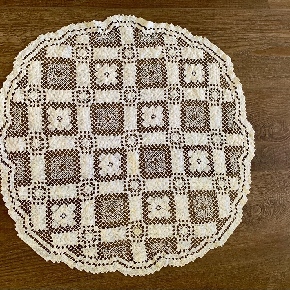 Small table cloths D 26”